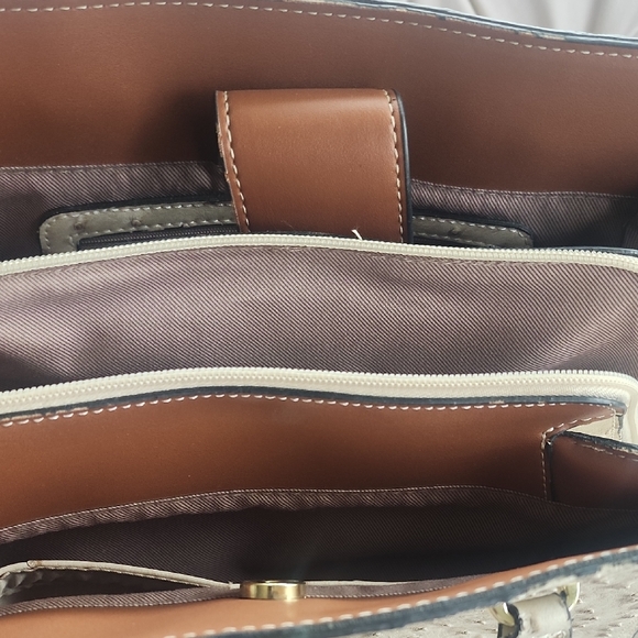 London Fog Cream and Brown Crossbody Bag with Textured Design - Picture 3 of 13